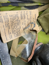 Charger l&#39;image dans la galerie, Original WW2 British Army Assault Gas Mask Set 1944
