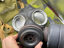 Charger l&#39;image dans la galerie, Original WW2 British Army Assault Gas Mask Set - 1944 Dated
