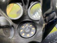 Charger l&#39;image dans la galerie, Original WW2 British Army Assault Gas Mask Set - 1944 Dated
