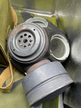 Charger l&#39;image dans la galerie, Original WW2 British Army Assault Gas Mask Set - 1944 Dated

