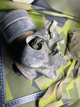 Charger l&#39;image dans la galerie, Original WW2 British Army Assault Gas Mask Set
