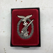 Charger l&#39;image dans la galerie, WW2 German Luftwaffe Flak Badge Award in Box
