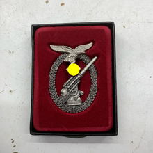 Charger l&#39;image dans la galerie, WW2 German Luftwaffe Flak Badge Award in Box
