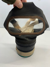 Lade das Bild in den Galerie-Viewer, WW2 British Home Front Civilian Gas Mask in Box

