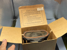 Charger l&#39;image dans la galerie, WW2 British Home Front Civilian Pattern Gas Mask in Box
