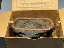 Charger l&#39;image dans la galerie, WW2 British Home Front Civilian Pattern Gas Mask in Box
