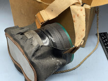 Charger l&#39;image dans la galerie, WW2 British Home Front Civilian Pattern Gas Mask in Box
