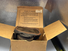 Charger l&#39;image dans la galerie, WW2 British Home Front Civilian Pattern Gas Mask in Box

