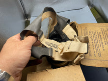 Charger l&#39;image dans la galerie, WW2 British Home Front Civilian Pattern Gas Mask in Box
