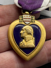 Load image into Gallery viewer, Original WW2 US Army Purple Heart Medal - in Great Condition - The Militaria Shop
