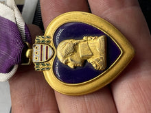 Load image into Gallery viewer, Original WW2 US Army Purple Heart Medal - in Great Condition - The Militaria Shop
