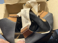 Charger l&#39;image dans la galerie, WW2 British Home Front Civilian Pattern Gas Mask in Box

