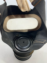 Lade das Bild in den Galerie-Viewer, Civilian Gas Mask in Box WW2 British Home Front
