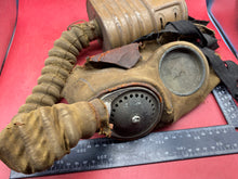 Charger l&#39;image dans la galerie, Original British Army WW2 Gas Mask - Ideal for Parts
