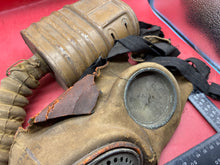 Charger l&#39;image dans la galerie, Original British Army WW2 Gas Mask - Ideal for Parts
