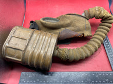 Charger l&#39;image dans la galerie, Original British Army WW2 Gas Mask - Ideal for Parts
