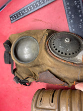 Charger l&#39;image dans la galerie, Original British Army WW2 Gas Mask - Ideal for Parts
