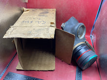 Lade das Bild in den Galerie-Viewer, WW2 British Home Front / Civil Defence Wardens Gas Mask and Box
