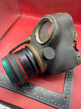 Lade das Bild in den Galerie-Viewer, WW2 British Home Front / Civil Defence Wardens Gas Mask and Box
