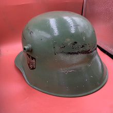 Charger l&#39;image dans la galerie, Original WW1/WW2 German Army Stahlhelm M18 Helmet
