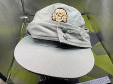 Lade das Bild in den Galerie-Viewer, WW2 German SS Ski Cap with Skull Badge
