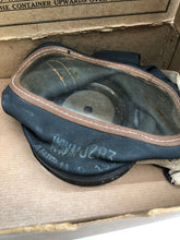 Lade das Bild in den Galerie-Viewer, Original WW2 British Home Front Civilian Gas Mask in Box
