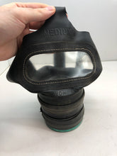 Lade das Bild in den Galerie-Viewer, Original WW2 British Home Front Civilian Gas Mask in Box
