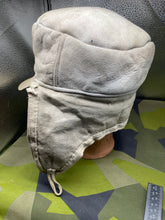 Lade das Bild in den Galerie-Viewer, WW2 Luftwaffe Winter Fur Hat with Insignia
