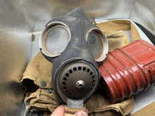 Charger l'image dans la galerie, British Army Soldier Gas Mask GSR Respirator - Original 1940 Dated Bag - The Militaria Shop
