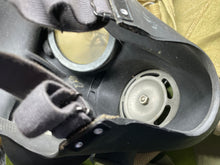 Lade das Bild in den Galerie-Viewer, Original MINT Condition WW2 British Army GSR Gas Mask &amp; Bag Set
