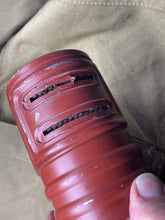 Lade das Bild in den Galerie-Viewer, Original MINT Condition WW2 British Army GSR Gas Mask &amp; Bag Set
