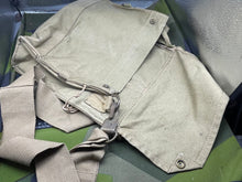 Lade das Bild in den Galerie-Viewer, Original MINT Condition WW2 British Army GSR Gas Mask &amp; Bag Set
