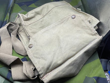 Lade das Bild in den Galerie-Viewer, Original MINT Condition WW2 British Army GSR Gas Mask &amp; Bag Set
