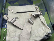 Lade das Bild in den Galerie-Viewer, Original MINT Condition WW2 British Army GSR Gas Mask &amp; Bag Set
