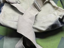 Lade das Bild in den Galerie-Viewer, Original MINT Condition WW2 British Army GSR Gas Mask &amp; Bag Set
