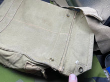 Lade das Bild in den Galerie-Viewer, Original MINT Condition WW2 British Army GSR Gas Mask &amp; Bag Set
