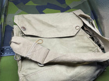 Lade das Bild in den Galerie-Viewer, Original MINT Condition WW2 British Army GSR Gas Mask &amp; Bag Set
