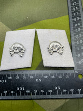 Load image into Gallery viewer, Pair of WW2 German Army Panzer Skull Collar Badges
