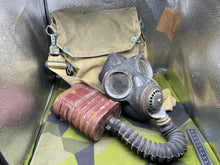Charger l'image dans la galerie, Original WW2 1942 Dated British Army GSR General Service Respirator Gas Mask Set
