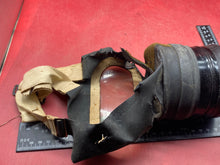 Lade das Bild in den Galerie-Viewer, Original WW2 British Civilian Gas Mask

