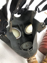 Lade das Bild in den Galerie-Viewer, Original WW2 British Army GSR Gas Mask &amp; Bag Set
