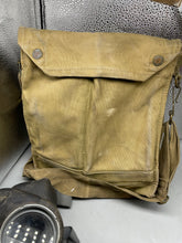 Lade das Bild in den Galerie-Viewer, Original WW2 British Army General Service Respirator &amp; Bag in excellent condition - The Militaria Shop
