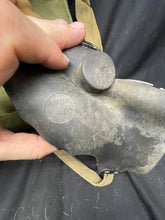 Charger l'image dans la galerie, Original WW2 British Army General Service Respirator &amp; Bag in excellent condition - The Militaria Shop
