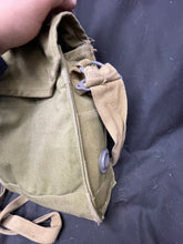 Charger l'image dans la galerie, Original WW2 British Army General Service Respirator &amp; Bag in excellent condition - The Militaria Shop
