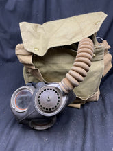 Charger l'image dans la galerie, Original WW2 British Army General Service Respirator &amp; Bag in excellent condition - The Militaria Shop

