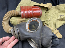 Charger l'image dans la galerie, Original WW2 British Army General Service Respirator &amp; Bag in excellent condition - The Militaria Shop
