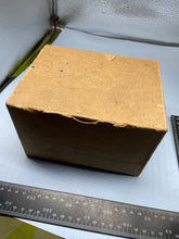 Lade das Bild in den Galerie-Viewer, WW2 British Home Front Civilian Pattern Gas Mask in Box
