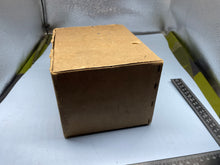 Lade das Bild in den Galerie-Viewer, WW2 British Home Front Civilian Pattern Gas Mask in Box

