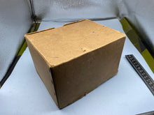 Lade das Bild in den Galerie-Viewer, WW2 British Home Front Civilian Pattern Gas Mask in Box
