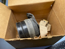 Lade das Bild in den Galerie-Viewer, WW2 British Home Front Civilian Pattern Gas Mask in Box
